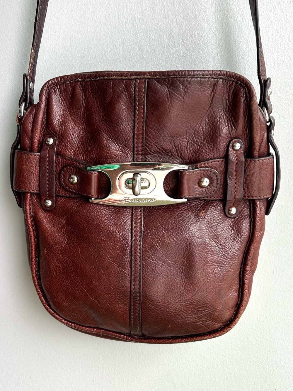 B MAKOWSKY chestnut brown leather crossbody bag